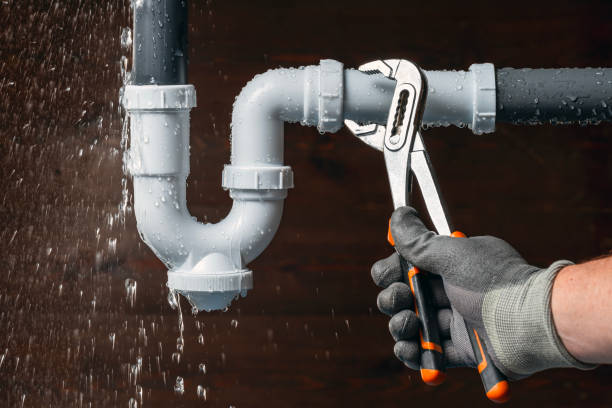 Professional Emergency Plumber technician working in Gardner, IL